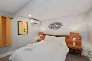 2 chambres, bureau, fer et planche à repasser, lit de bébé portatif