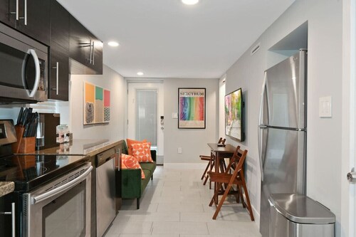 Cozy Mid-Century Apartment Steps From Restaurants