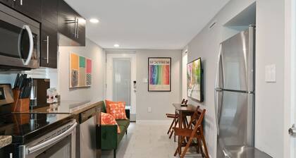 Cozy Mid-Century Apartment Steps From Restaurants