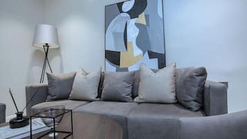Quarto econômico, sacada, vista para a cidade | Área de estar | TV