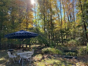 Outdoor dining - Mid-Century Woodstock Retreat (Woodstock)