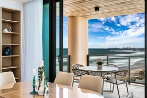 Dining - Luxury Stay in Hemingway, Palm Beach (Gold Coast)