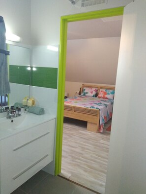 2 bedrooms, desk, iron/ironing board, travel crib