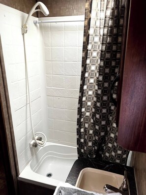 Douche, serviettes fournies, papier toilette