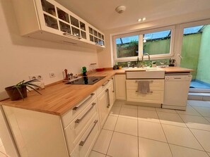 ثلاجة، ميكروويف، فرن، غسالة أطباق