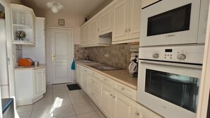 Kjøleskap, mikrobølgeovn, ovn og oppvaskmaskin