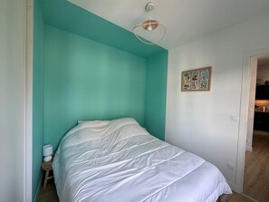 2 habitaciones, tabla de planchar con plancha, wifi y ropa de cama 