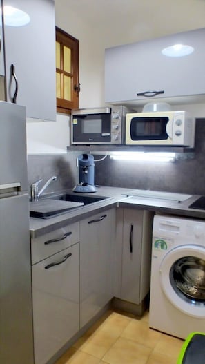 Refrigerador, microondas, horno y cafetera y tetera 