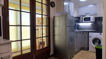 Réfrigérateur, micro-ondes, four, cafetiÚre/bouilloire