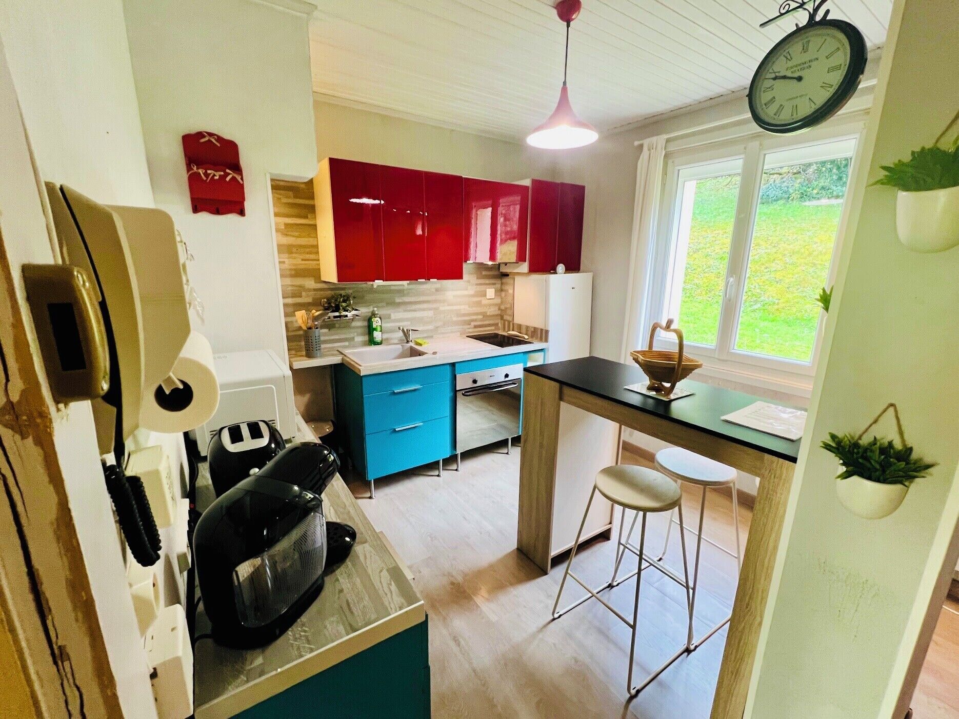 Fridge, microwave, oven, coffee/tea maker