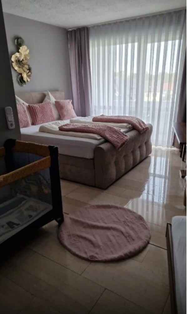 1 habitación, tabla de planchar con plancha, wifi y ropa de cama 