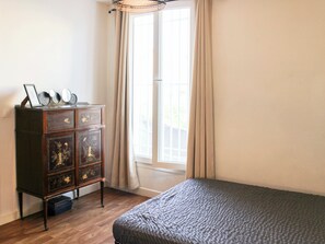 1 bedroom, bed sheets