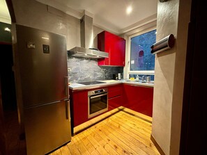 Réfrigérateur, un four, cafetière-théière