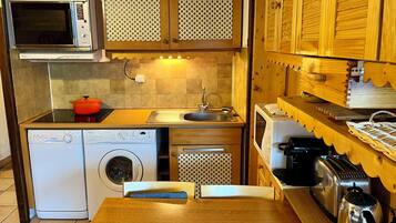Coffee/tea maker, fridge, microwave, oven
