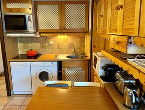 Fridge, microwave, oven, dishwasher - City center studio with balcony (Chamonix-Mont-Blanc)