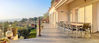 Spacious villa with pool and bay views