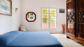 7 bedrooms, iron/ironing board, WiFi, bed sheets