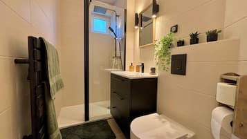 SĂšche-cheveux, serviettes fournies