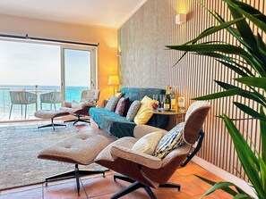 Smart TV, books - OceanView Condo by BeCherish (Albufeira)