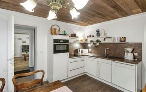 Réfrigérateur, four à micro-ondes, un four, surface de cuisson