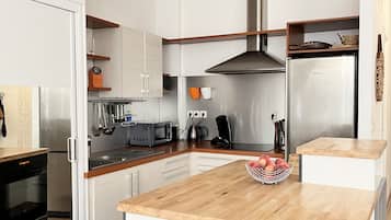 Fridge, microwave, oven, coffee/tea maker