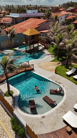 2 개의 야외 수영장