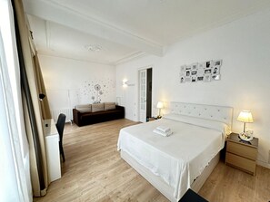 Vierpersoonskamer, gemeenschappelijke badkamer | Een strijkplank/strijkijzer, gratis wifi
