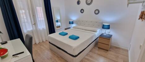 Chambre classique double, salle de bains commune | Fer et planche à repasser, accès au Wi-Fi (inclus)