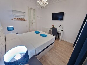 Classic Double Room, Shared Bathroom | Iron/ironing board, free WiFi - Rooms Flor (Barcelona)