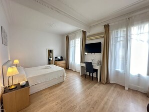 Vierpersoonskamer, gemeenschappelijke badkamer | Een strijkplank/strijkijzer, gratis wifi