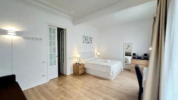 Habitación cuádruple, baño compartido | Tabla de planchar con plancha y wifi gratis
