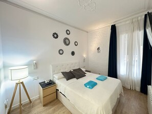 Triple Room, Shared Bathroom | Iron/ironing board, free WiFi - Rooms Flor (Barcelona)