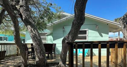 Charming 2-bedroom house in New Smyrna Beach only steps to the beach and Flagler