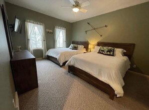 2 bedrooms, travel crib, WiFi, bed sheets - Slopeside, ski-in, ski-out condo-perfectly set along run 24 at Peek'n'Peek! (Clymer)