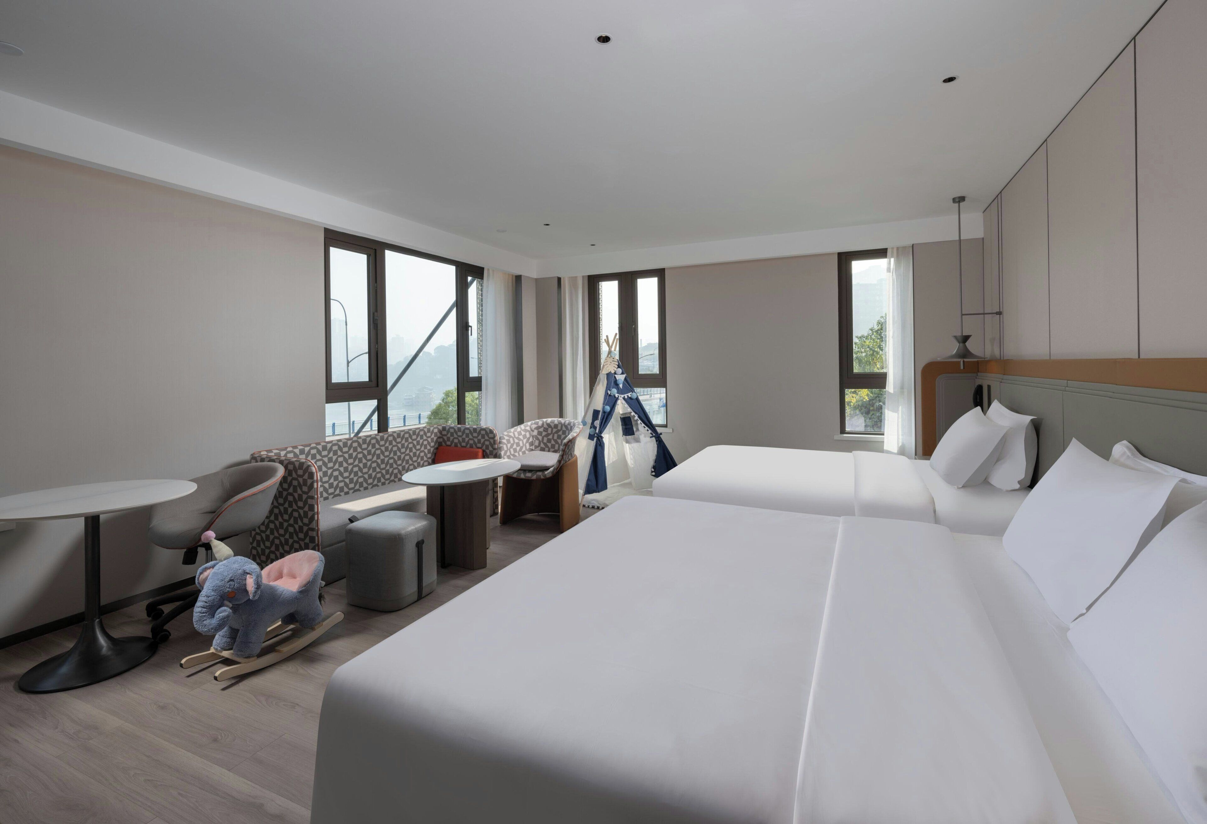Habitación estándar, varias camas, vistas al río | Ropa de cama de alta calidad, edredones de plumas, escritorio