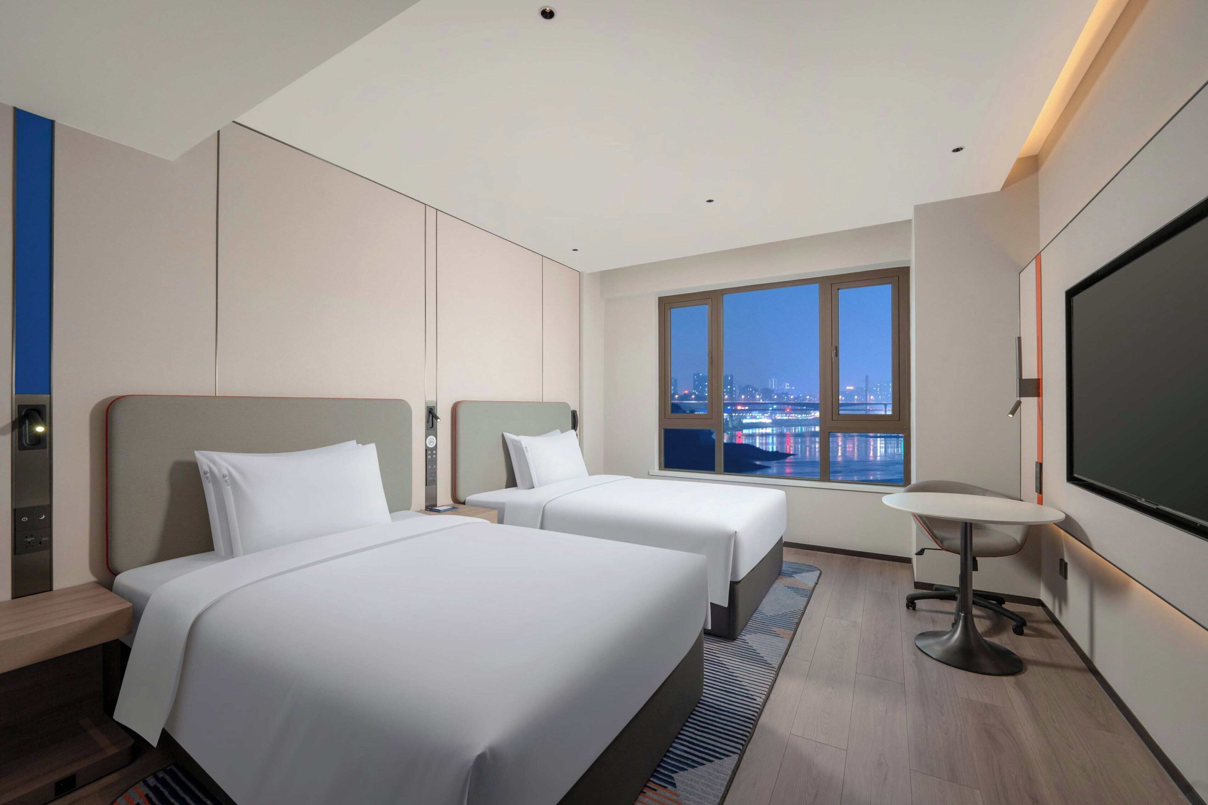 Habitación estándar, 2 camas dobles, vistas al río | Ropa de cama de alta calidad, edredones de plumas, escritorio