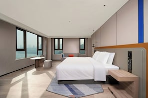 Suite, 1 cama de matrimonio grande, vistas al río | Ropa de cama de alta calidad, edredones de plumas, escritorio