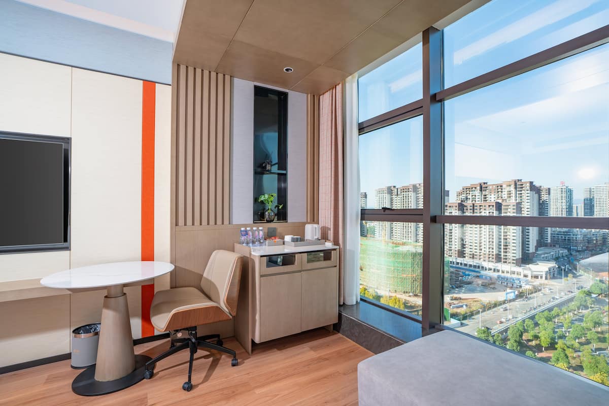 Habitación estándar, 1 cama King size | Ropa de cama de alta calidad, edredón y escritorio