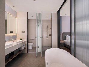Suite, 1 cama de matrimonio grande, bañera | Baño | Artículos de higiene personal gratuitos, secador de pelo y zapatillas