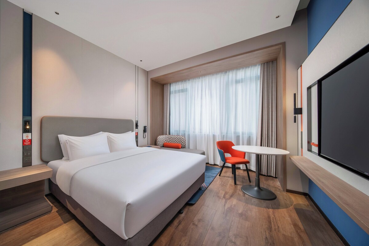 高級寝具、羽毛の掛け布団、遮光カーテン、防音設備