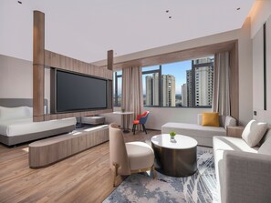 Suite, 1 kingsize-seng, badekar | Sengetøy av topp kvalitet, dundyner, blendingsgardiner og lydisolert