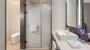 Suite, 1 trĂšs grand lit | Salle de bain | Douche, douche hydromassante, sĂšche-cheveux, serviettes fournies