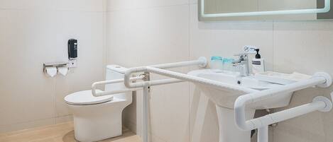 Habitación, 2 camas matrimoniales, con acceso para personas discapacitadas | Ropa de cama de alta calidad, edredón y escritorio