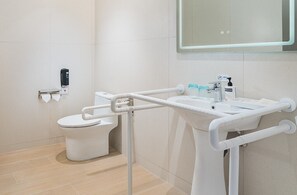 Quarto, 2 camas de casal, acessível | Roupas de cama premium, edredons de pluma, escrivaninha