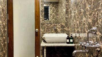 Superior Double Room | Bathroom | Shower, free toiletries, towels, soap