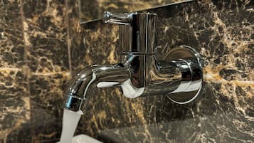 Kahden hengen deluxe-huone | Kylpyhuone | Suihku, ilmaiset hygieniatuotteet, pyyhkeet, saippua