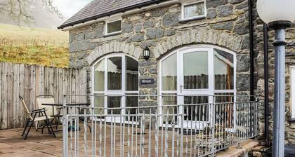 Ideal for couples or solo travellers, surrounded by glorious countryside views.