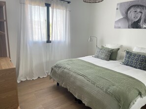 4 bedrooms, iron/ironing board, travel crib, free WiFi - Grimaud Villa individuelle 8 personnes avec piscine proche de la mer  (Grimaud)