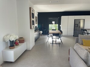 Smart-tv, böcker och en stereo