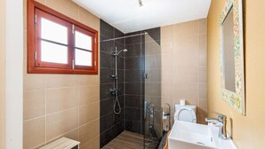 Ein Badezimmer mit Dusche, Toilette und Waschbecken.